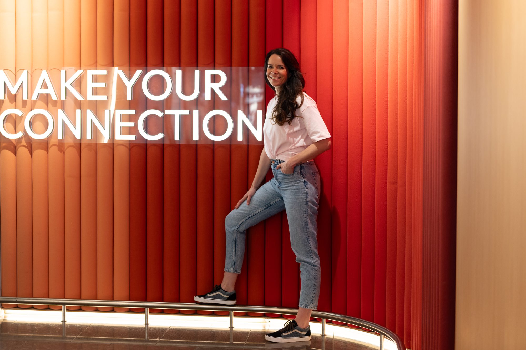 Sylvia bij de wand 'Make Your Connection'